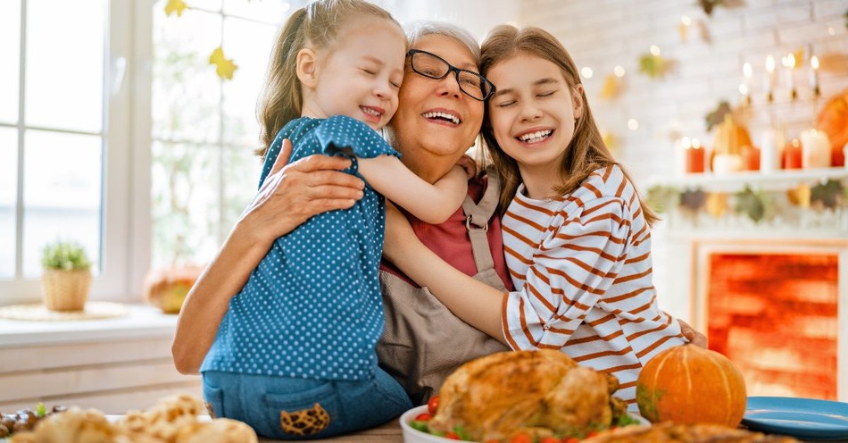 30 Thanksgiving Prayers and Dinner Blessings for Family and Friends